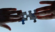 � Fotolia/Ilja Biletski, Zwei H�nde verschieben teile eines Puzzles.