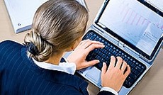 � Fotolia/pressmaster, Frau arbeitet im B�ro am Laptop