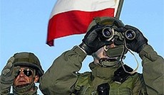 � APA/Herbert Pfarrhofer, Soldaten des �sterreichischen Bundesheeres mit Fernglas vor �sterreichischer Flagge