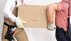 � Fotolia/Peter Atkins , Zwei Arbeiter tragen einen Umzugskarton