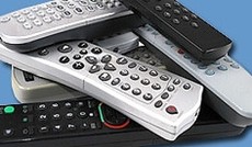 � Fotolia/Nobapix, Zahlreiche durcheinandergew�rfelte Fernbedienungen