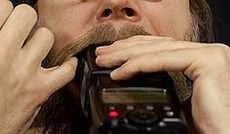 � eSeL, Mann beisst in Fernbedienung