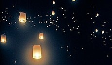 � AP/David Longstreath, Lampions die in den Himmel steigen