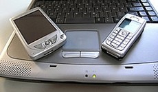 � Fotolia/Phototom, Handy Laptop