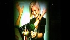 � eSeL, Frau mit Mikrofon