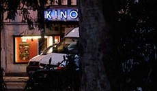  Gnter Hack, Kinoschild hinter Bschen