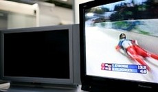  ORF.at/Roland Winkler, Ein Fernseher, auf dem eine Olympia-bertragung luft; danaeben ein weiteres Fernsehgert mit schwarzem Bildschirm.