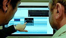 © Anatol Locker, Zwei Männer am Monitor © Anatol Locker, Zwei Männer am Monitor