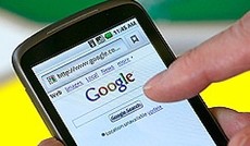 © Reuters/Robert Galbraith, Ein Smartphone mit geöffneter Google-Website © Reuters/Robert Galbraith, Ein Smartphone mit geöffneter Google-Website