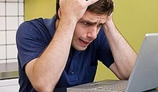 © Fotolia/Tyler Olson, genervter Mann vor dem Laptop © Fotolia/Tyler Olson, genervter Mann vor dem Laptop