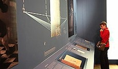 © eSeL, Frau vor Museums-Display © eSeL, Frau vor Museums-Display