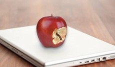 © Fotolia/James Steidl, cschirra (Montage), Apple Notebook auf dem ein angebissener Apfel mit Wurm liegt. © Fotolia/James Steidl, cschirra (Montage), Apple Notebook auf dem ein angebissener Apfel mit Wurm liegt.