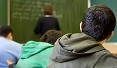 © ORF.at/Carina Kainz, Eine Lehrerin schreibt den Lehrstoff an die Tafel, während Schüler ihr aufmerksam zuhören © ORF.at/Carina Kainz, Eine Lehrerin schreibt den Lehrstoff an die Tafel, während Schüler ihr aufmerksam zuhören