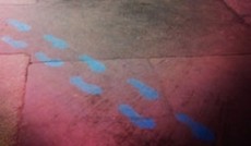 © Bild: eSeL, Blaue Fußspuren am Gehsteig. © Bild: eSeL, Blaue Fußspuren am Gehsteig.