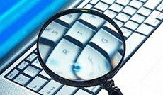 © Corbis, auf Computertastatur gerichtete Lupe © Corbis, auf Computertastatur gerichtete Lupe