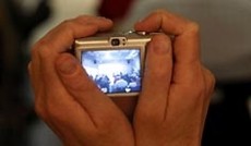 © eSeL, Zwei Hände halten eine Digitalkamera © eSeL, Zwei Hände halten eine Digitalkamera