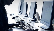 © Fotolia/Ilja Mašík, Silhouette einer Frau, die vor dem Computer sitzt. © Fotolia/Ilja Mašík, Silhouette einer Frau, die vor dem Computer sitzt.