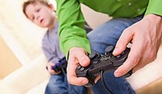 © Fotolia/BlueOrange Studio, Vater und Sohn spielen Videospiel © Fotolia/BlueOrange Studio, Vater und Sohn spielen Videospiel