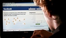 © APA/dpa/Julian Stratenschulte, Mann sitzt vor Monitor mit geöffneter Facebook-Seite © APA/dpa/Julian Stratenschulte, Mann sitzt vor Monitor mit geöffneter Facebook-Seite